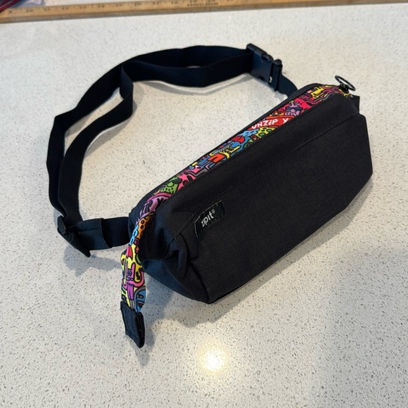 Zipit Case/Hip Pouch/Make up bag with adjustable strap like new - Picture 1 of 8